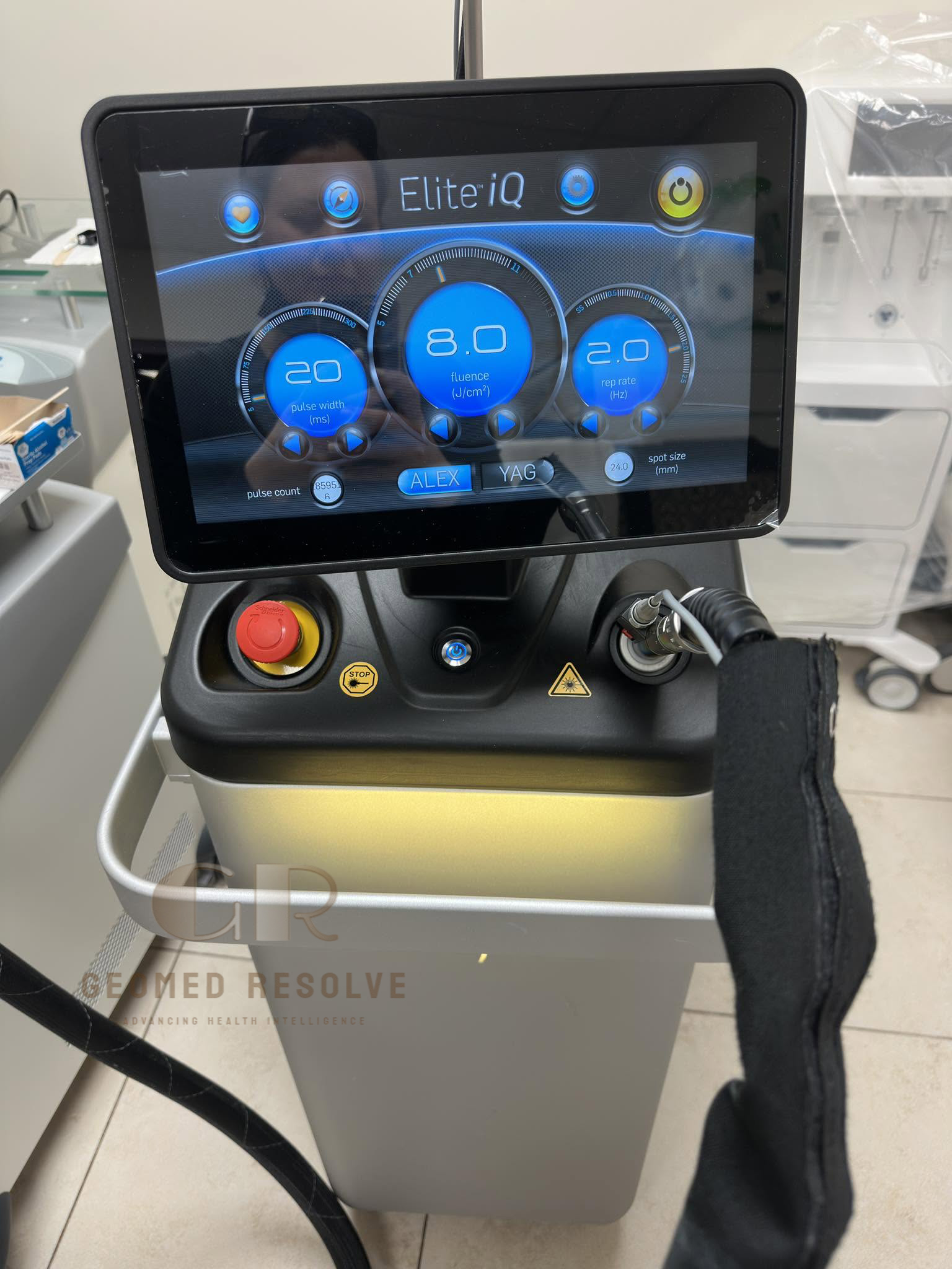 Cynosure Elite iQ 2023 Professional Dual-Wavelength Aesthetic Laser System Cynosure Elite iQ 2023 dual-wavelength Alexandrite and Nd:YAG laser system for professional aesthetic treatments